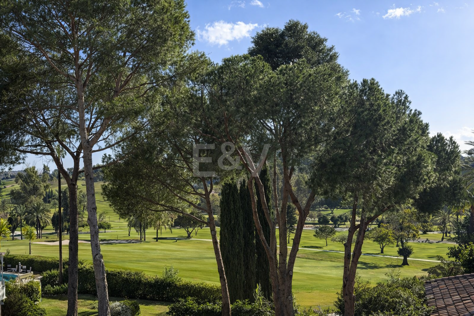 Villa hors plan contemporaine avec piscine privée et panoramique Vues