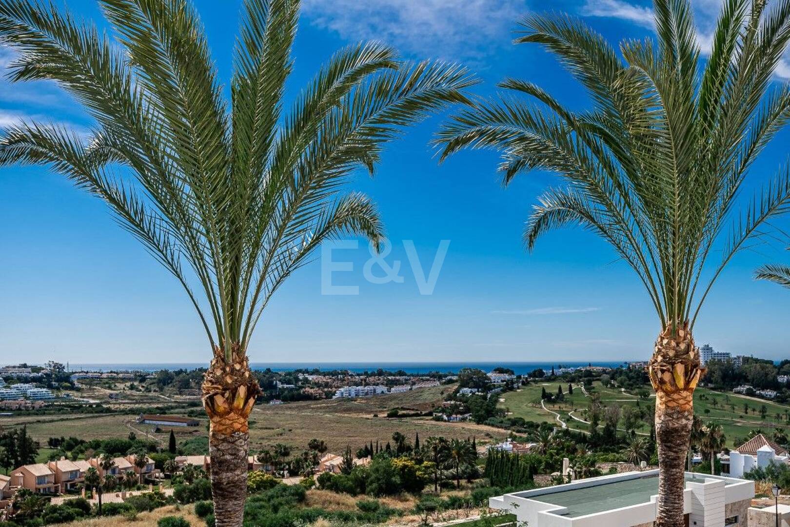 Villa hors plan contemporaine avec piscine privée et panoramique Vues