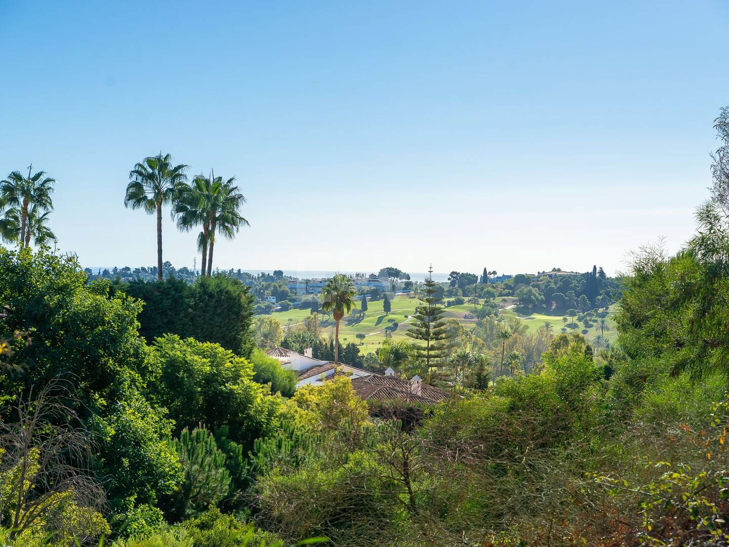Villa hors plan contemporaine avec piscine privée et panoramique Vues