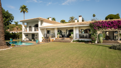 Andalusische Golfvilla am Hang mit Panoramablick aufs Meer