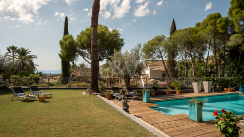 Andalusische Golfvilla am Hang mit Panoramablick aufs Meer