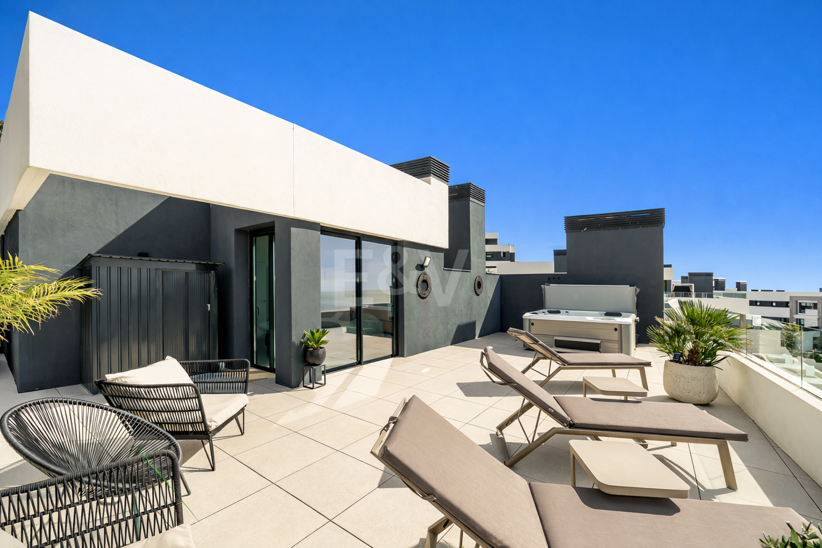 Luxuriöses, modernes Penthouse mit Panoramablick auf das Meer und privatem Spa