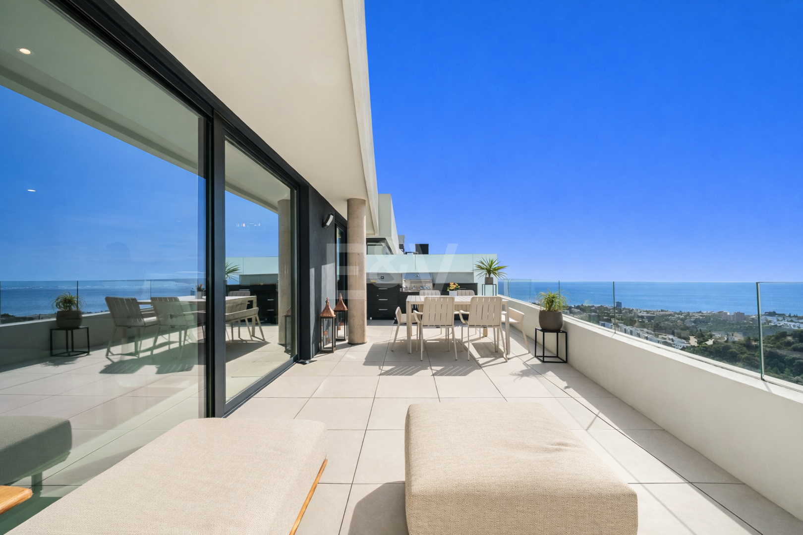 Luxuriöses, modernes Penthouse mit Panoramablick auf das Meer und privatem Spa