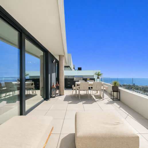 Lujoso ático contemporáneo con vistas panorámicas al mar y spa privado