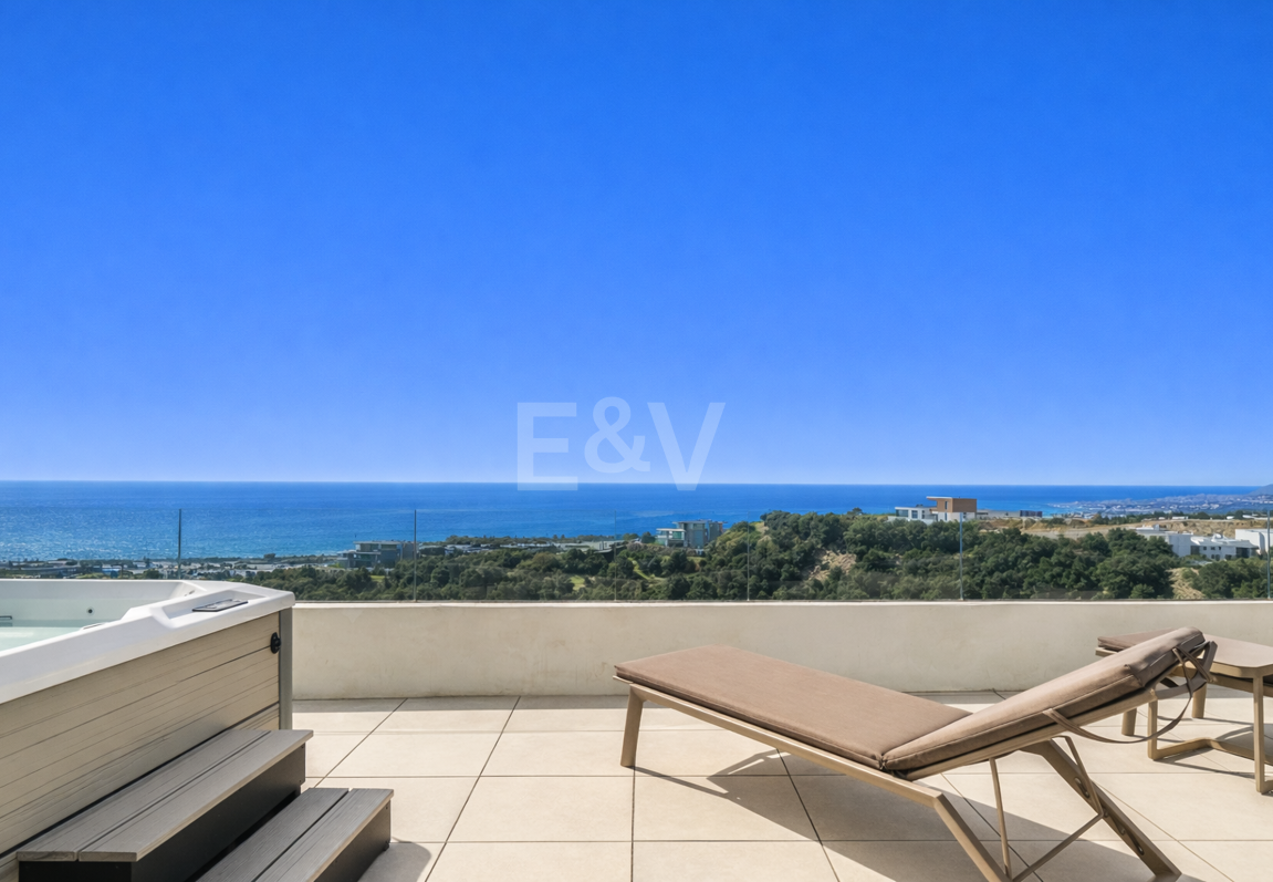 Lujoso ático contemporáneo con vistas panorámicas al mar y spa privado