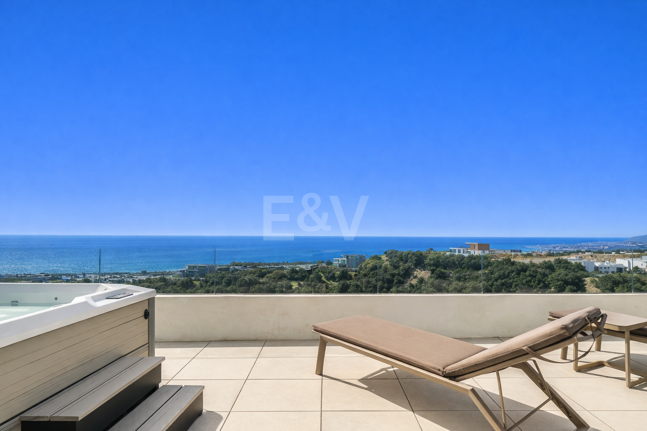 Lujoso ático contemporáneo con vistas panorámicas al mar y spa privado