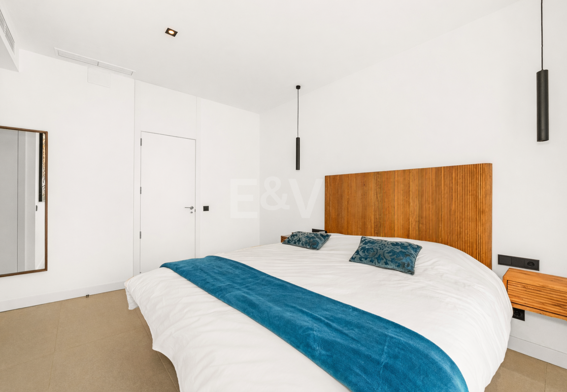 Lujoso ático contemporáneo con vistas panorámicas al mar y spa privado