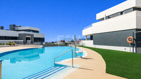 Lyx samtida takvåning med panoramautsikt över havet och privat spa