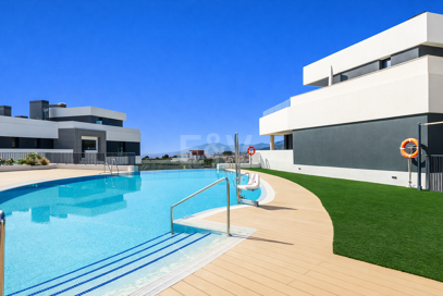 Lujoso ático contemporáneo con vistas panorámicas al mar y spa privado