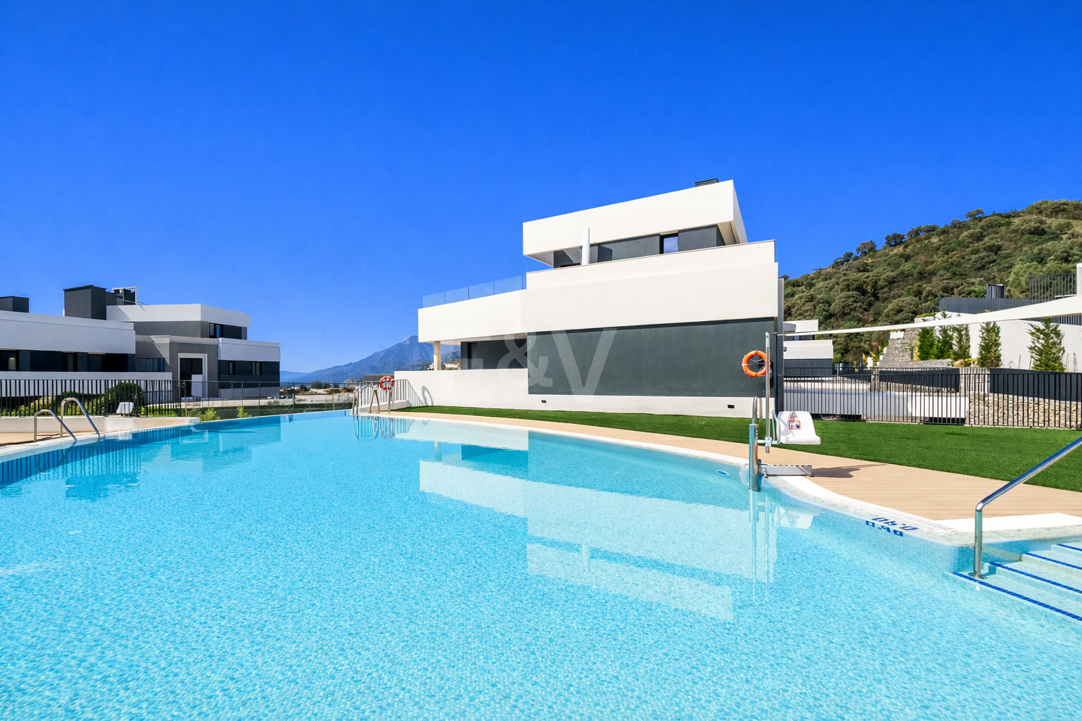 Lujoso ático contemporáneo con vistas panorámicas al mar y spa privado