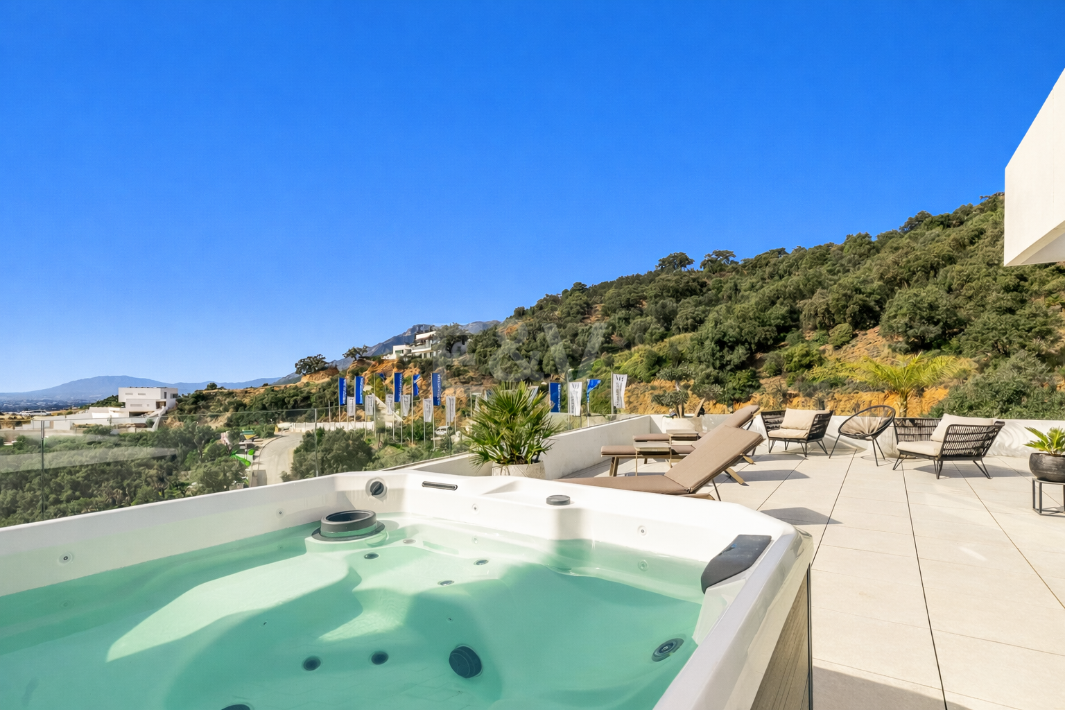 Lujoso ático contemporáneo con vistas panorámicas al mar y spa privado