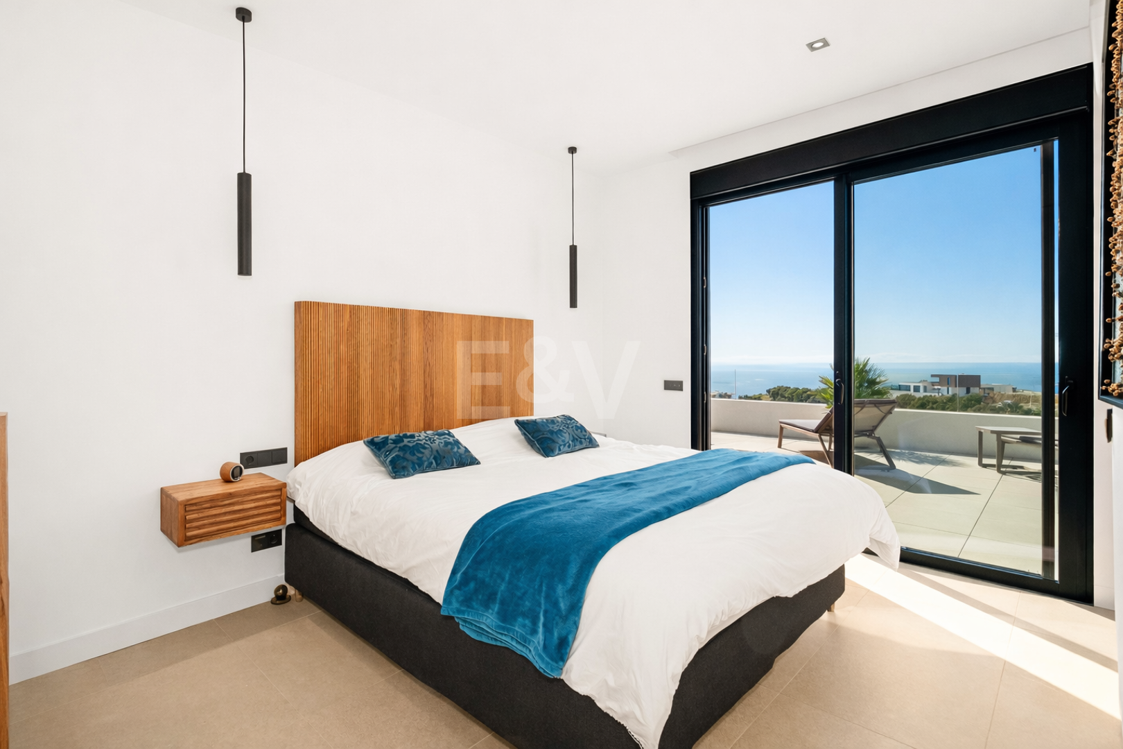 Luxuriöses, modernes Penthouse mit Panoramablick auf das Meer und privatem Spa