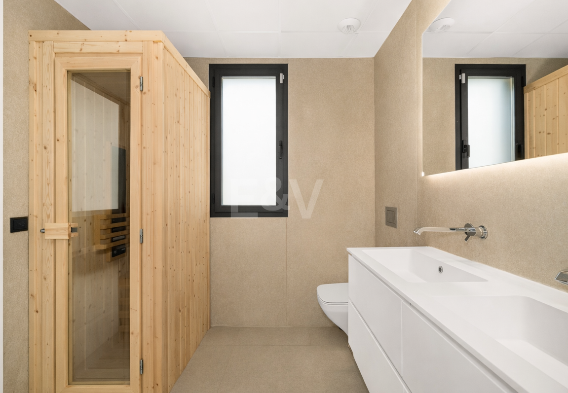 Lujoso ático contemporáneo con vistas panorámicas al mar y spa privado