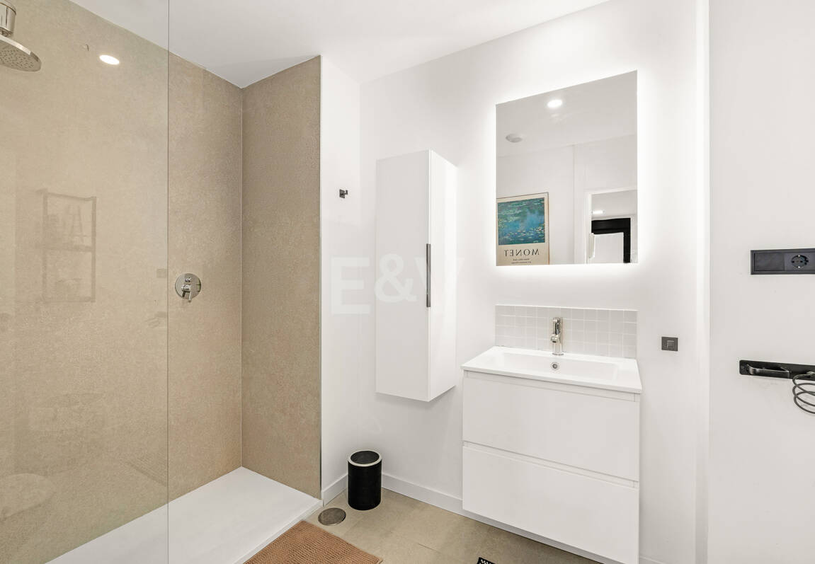 Lujoso ático contemporáneo con vistas panorámicas al mar y spa privado