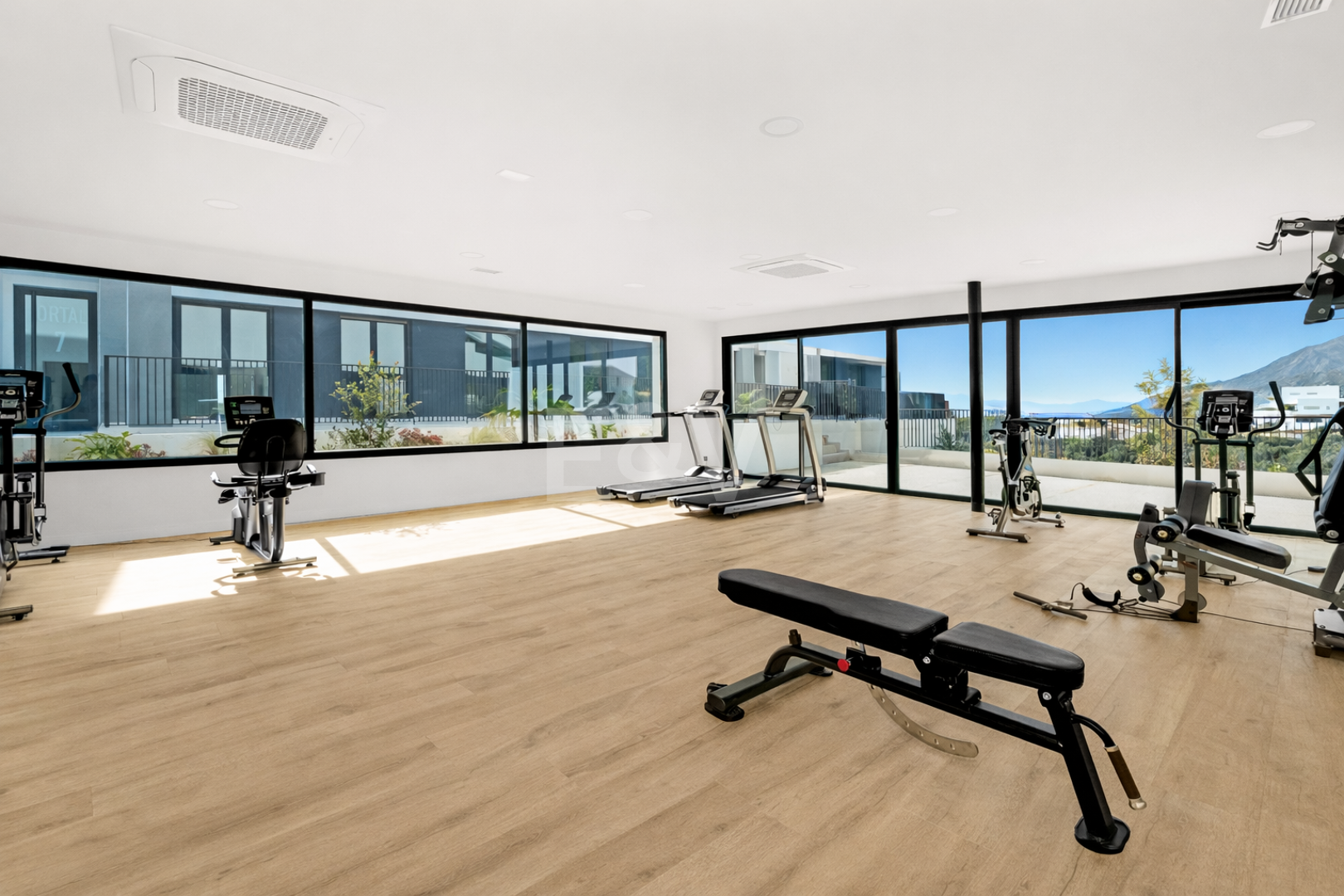 Luxuriöses, modernes Penthouse mit Panoramablick auf das Meer und privatem Spa