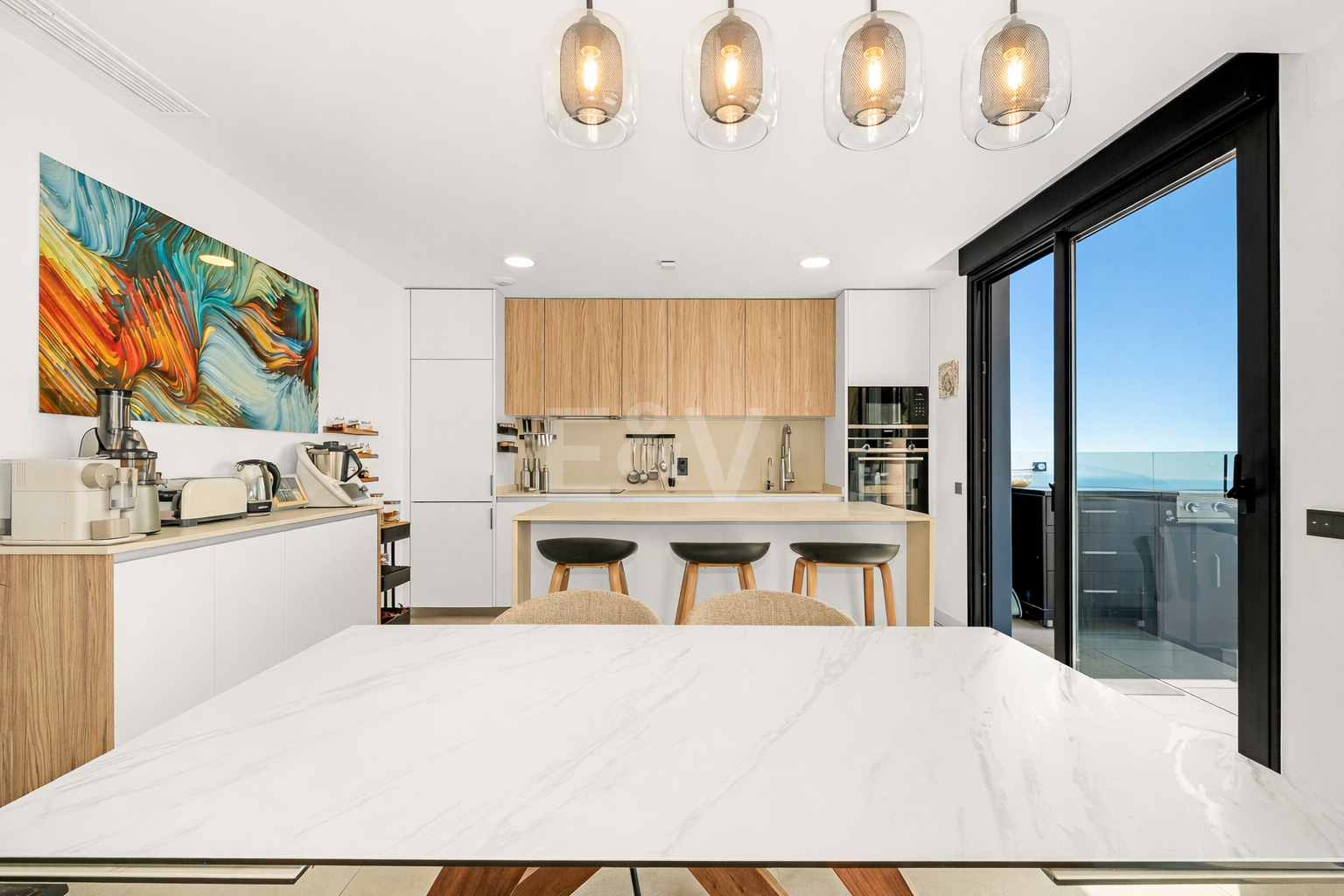 Lujoso ático contemporáneo con vistas panorámicas al mar y spa privado