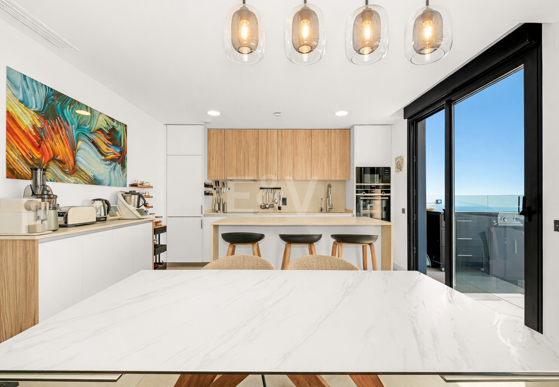 Lujoso ático contemporáneo con vistas panorámicas al mar y spa privado