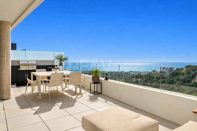 Lujoso ático contemporáneo con vistas panorámicas al mar y spa privado