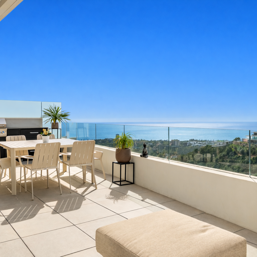 Lujoso ático contemporáneo con vistas panorámicas al mar y spa privado