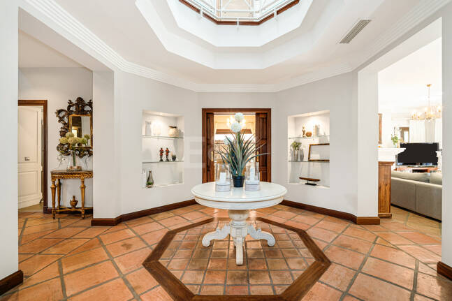 Elegante Familienvilla mit Meerblick und Panoramischem Solarium nahe Sierra Blanca