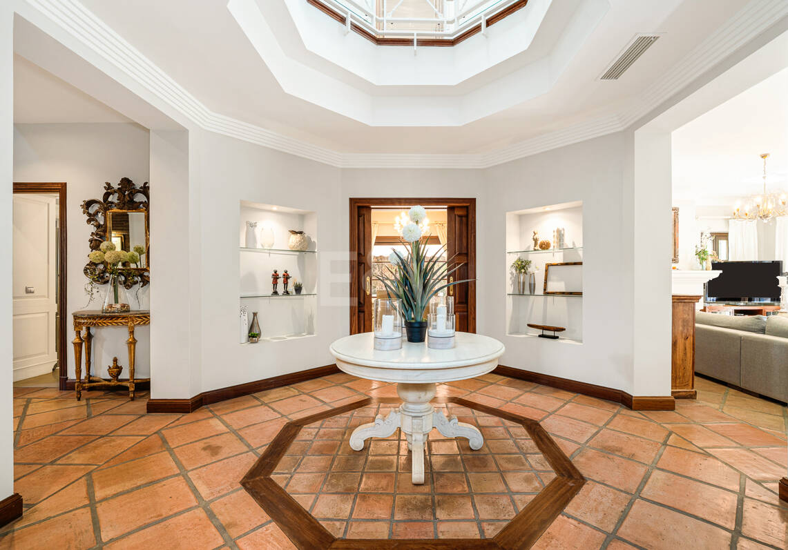 Elegante villa familiar con vistas al mar y solárium panorámico en Sierra Blanca