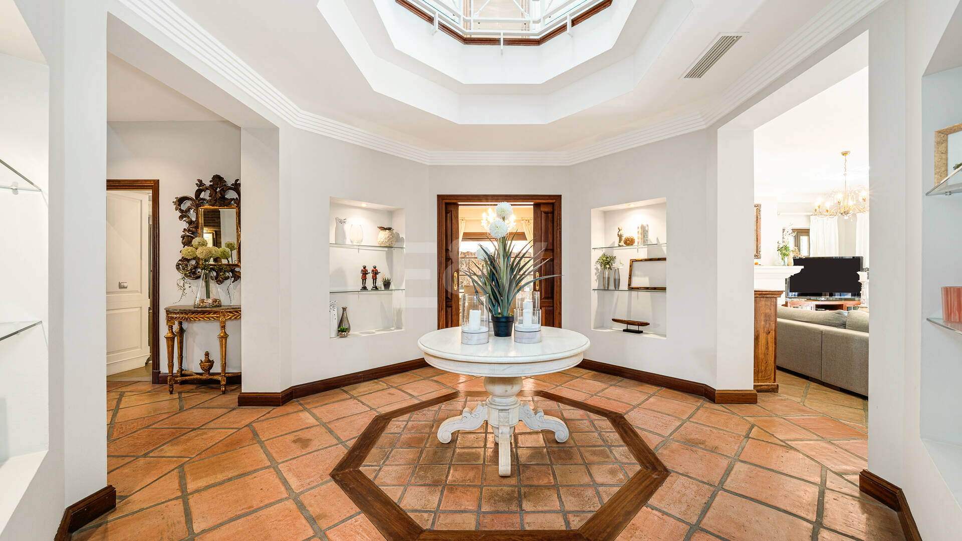 Elegante Familienvilla mit Meerblick und Panoramischem Solarium nahe Sierra Blanca