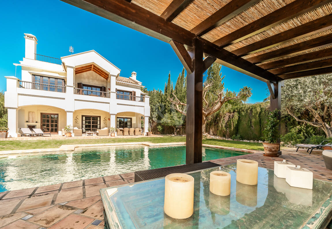 Elegante Familienvilla mit Meerblick und Panoramischem Solarium nahe Sierra Blanca