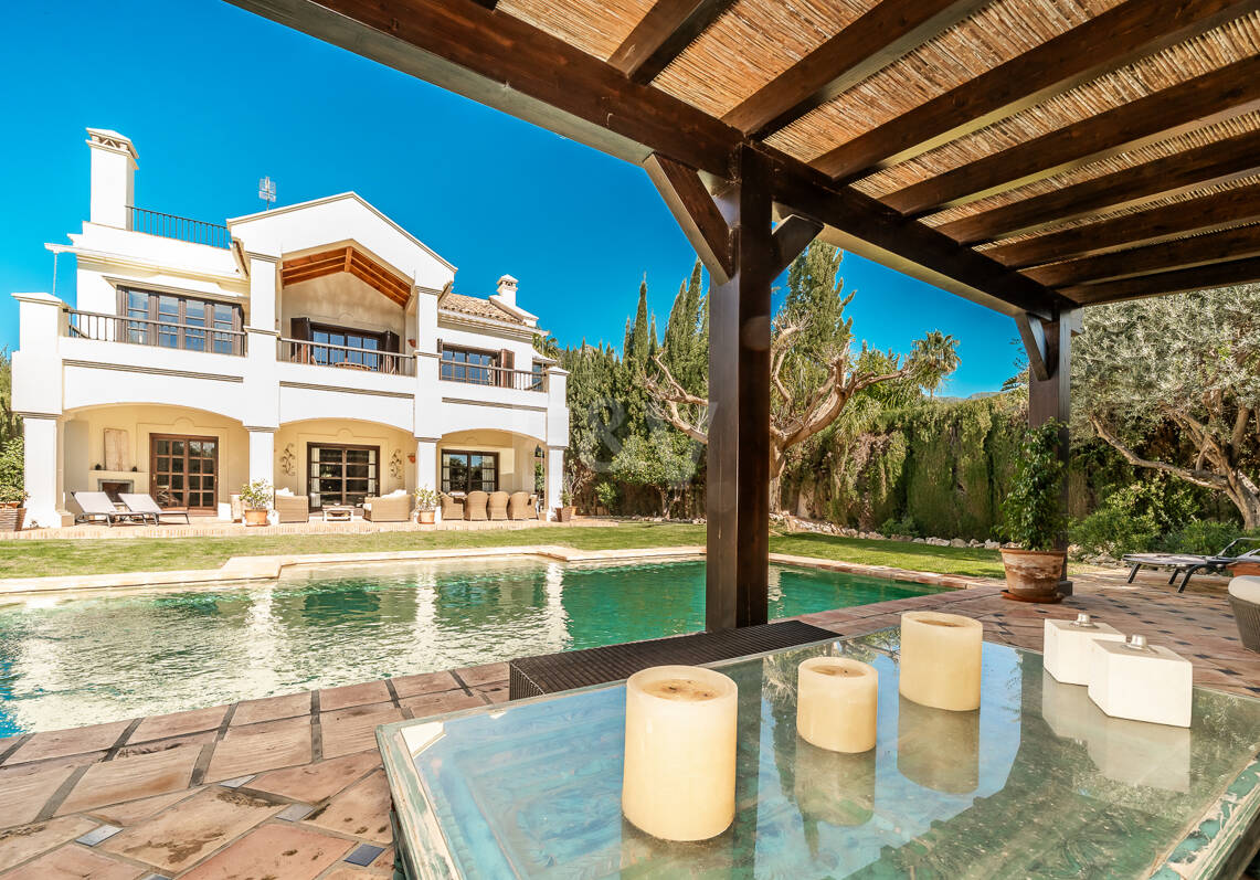 Elegante villa familiar con vistas al mar y solárium panorámico en Sierra Blanca