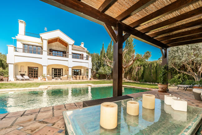 Elegante Familienvilla mit Meerblick und Panoramischem Solarium nahe Sierra Blanca