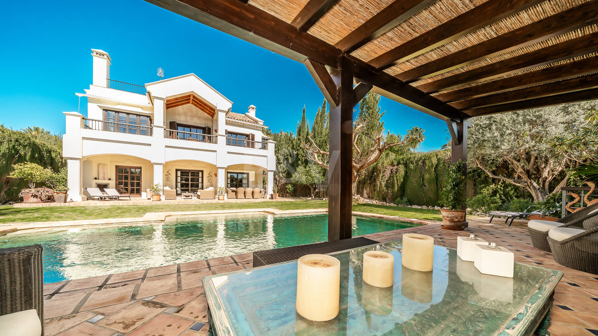 Elegante Familienvilla mit Meerblick und Panoramischem Solarium nahe Sierra Blanca