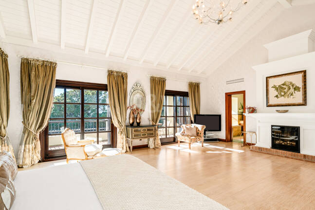 Elegante Familienvilla mit Meerblick und Panoramischem Solarium nahe Sierra Blanca