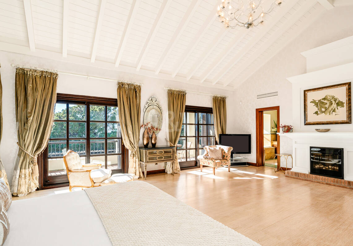 Elegante villa familiar con vistas al mar y solárium panorámico en Sierra Blanca