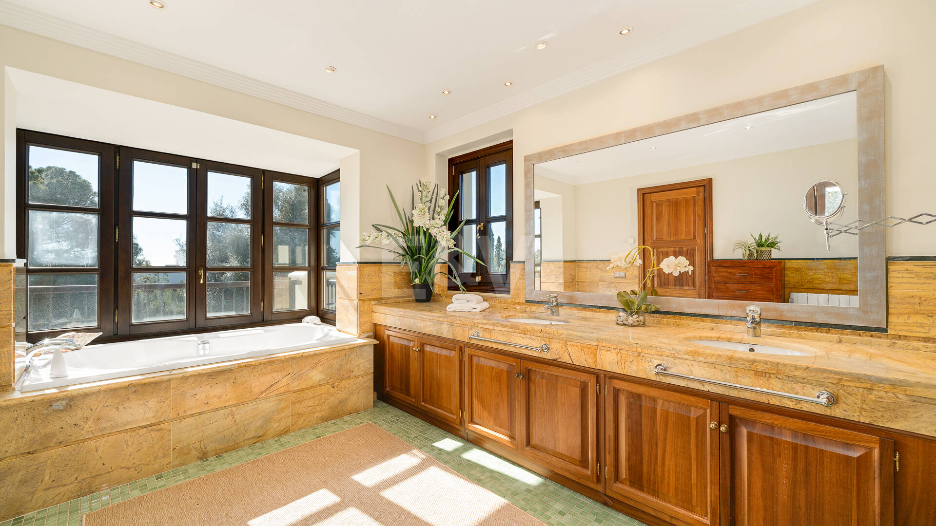 Elegante Familienvilla mit Meerblick und Panoramischem Solarium nahe Sierra Blanca