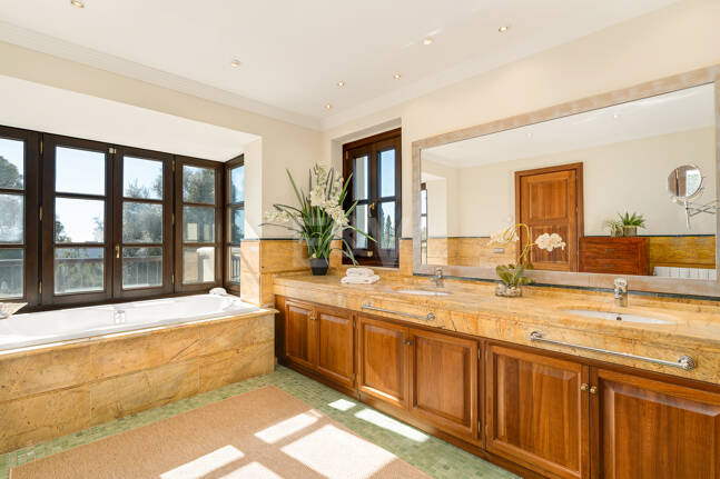 Elegante Familienvilla mit Meerblick und Panoramischem Solarium nahe Sierra Blanca