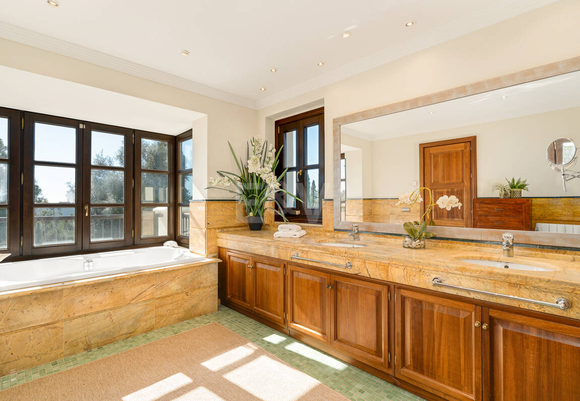 Elegante Familienvilla mit Meerblick und Panoramischem Solarium nahe Sierra Blanca