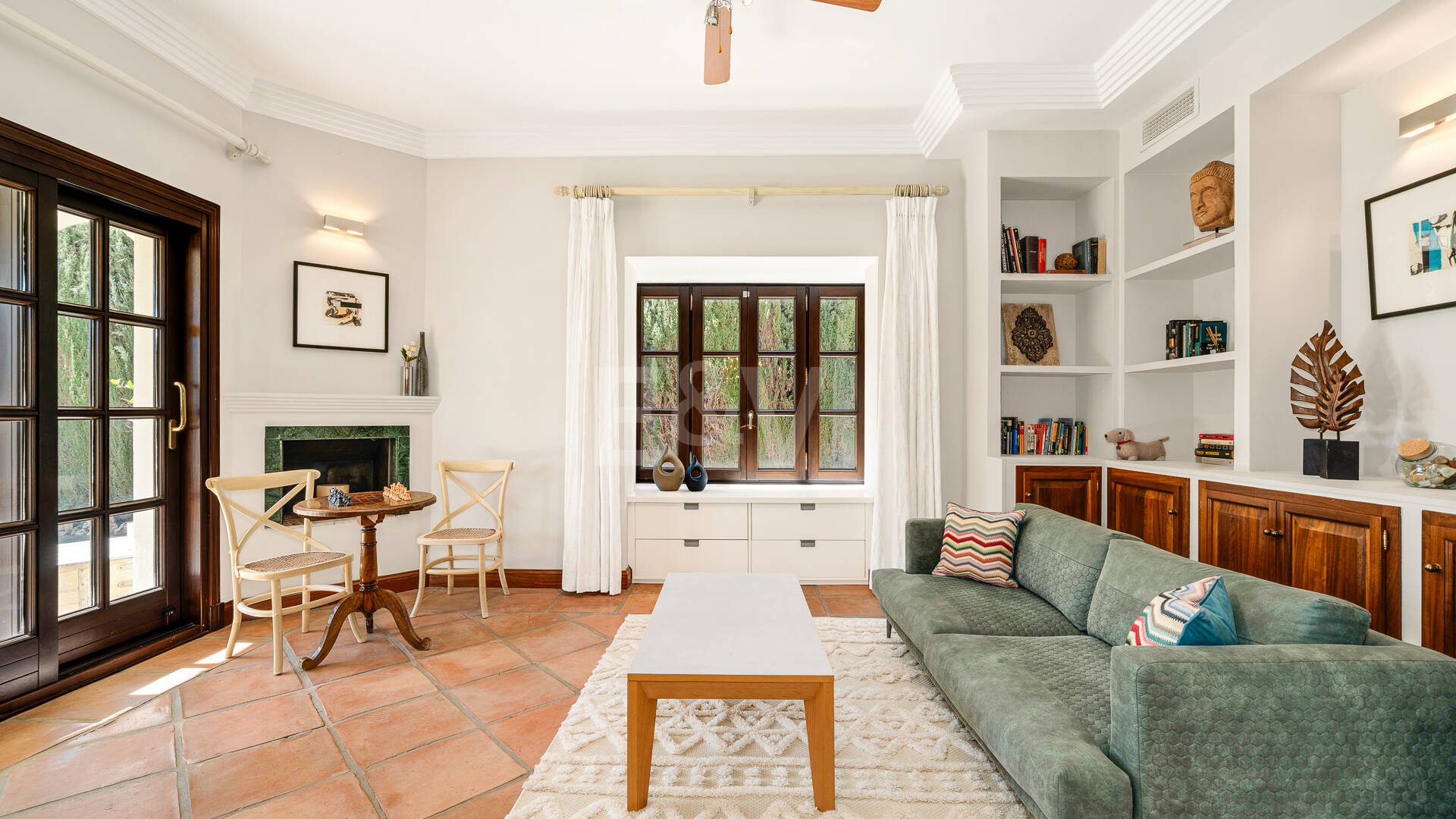 Elegante Familienvilla mit Meerblick und Panoramischem Solarium nahe Sierra Blanca