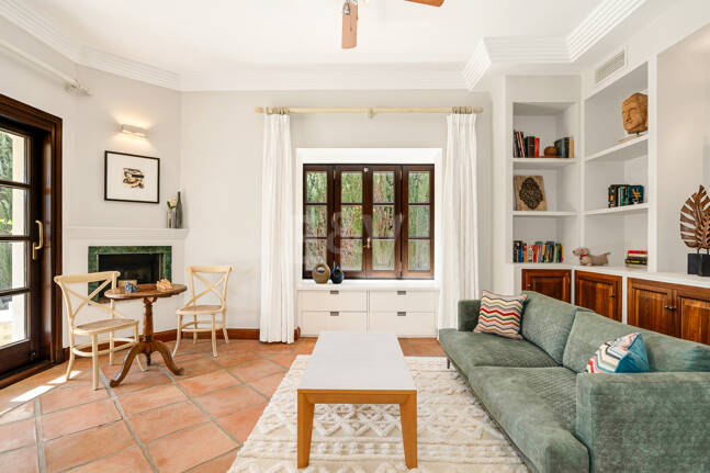 Elegante Familienvilla mit Meerblick und Panoramischem Solarium nahe Sierra Blanca