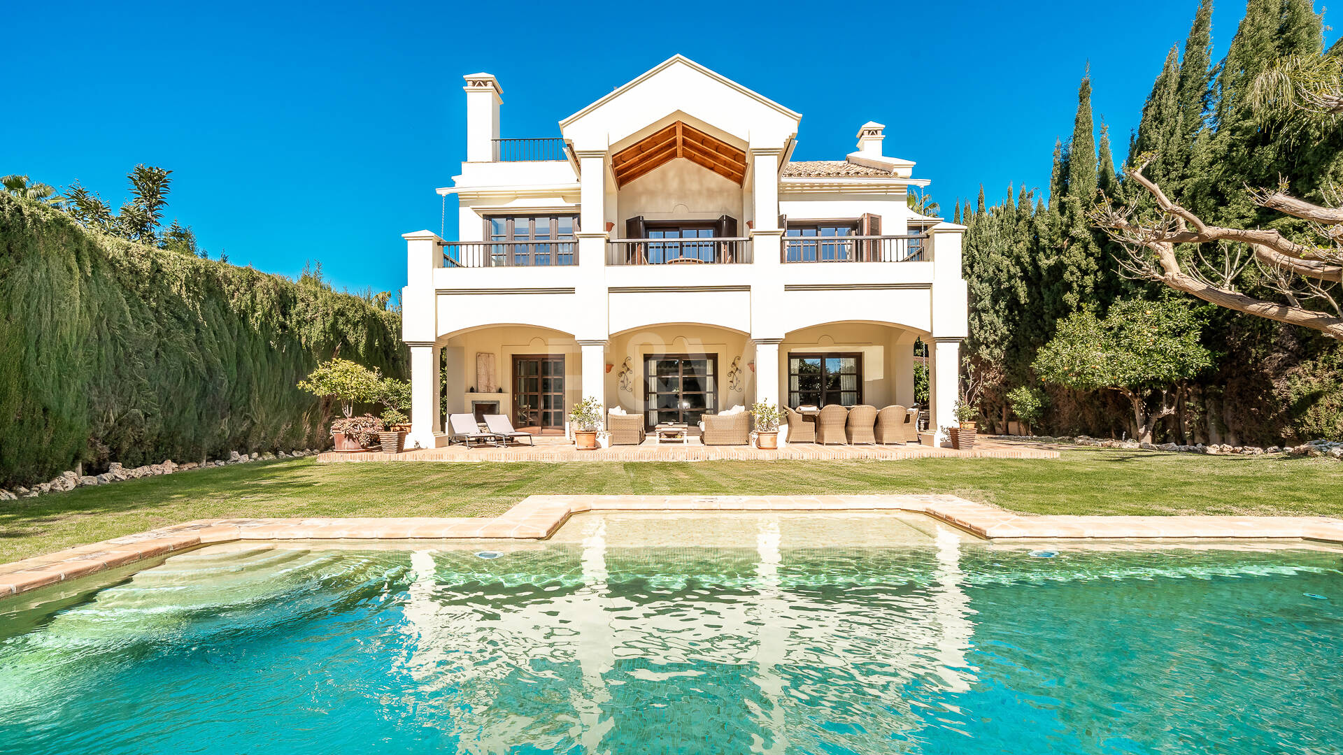 Elegante Familienvilla in Sierra Blanca mit Meerblick und panoramischem Solarium