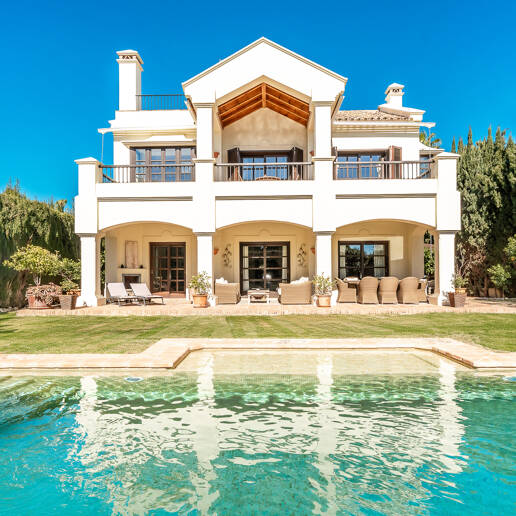 Elegante Familienvilla mit Meerblick und Panoramischem Solarium nahe Sierra Blanca