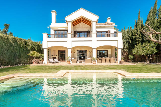 Elegante Familienvilla mit Meerblick und Panoramischem Solarium nahe Sierra Blanca