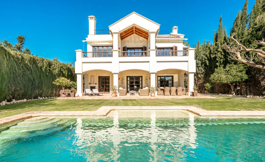 Elegante villa familiar con vistas al mar y solárium panorámico cerca de Sierra Blanca