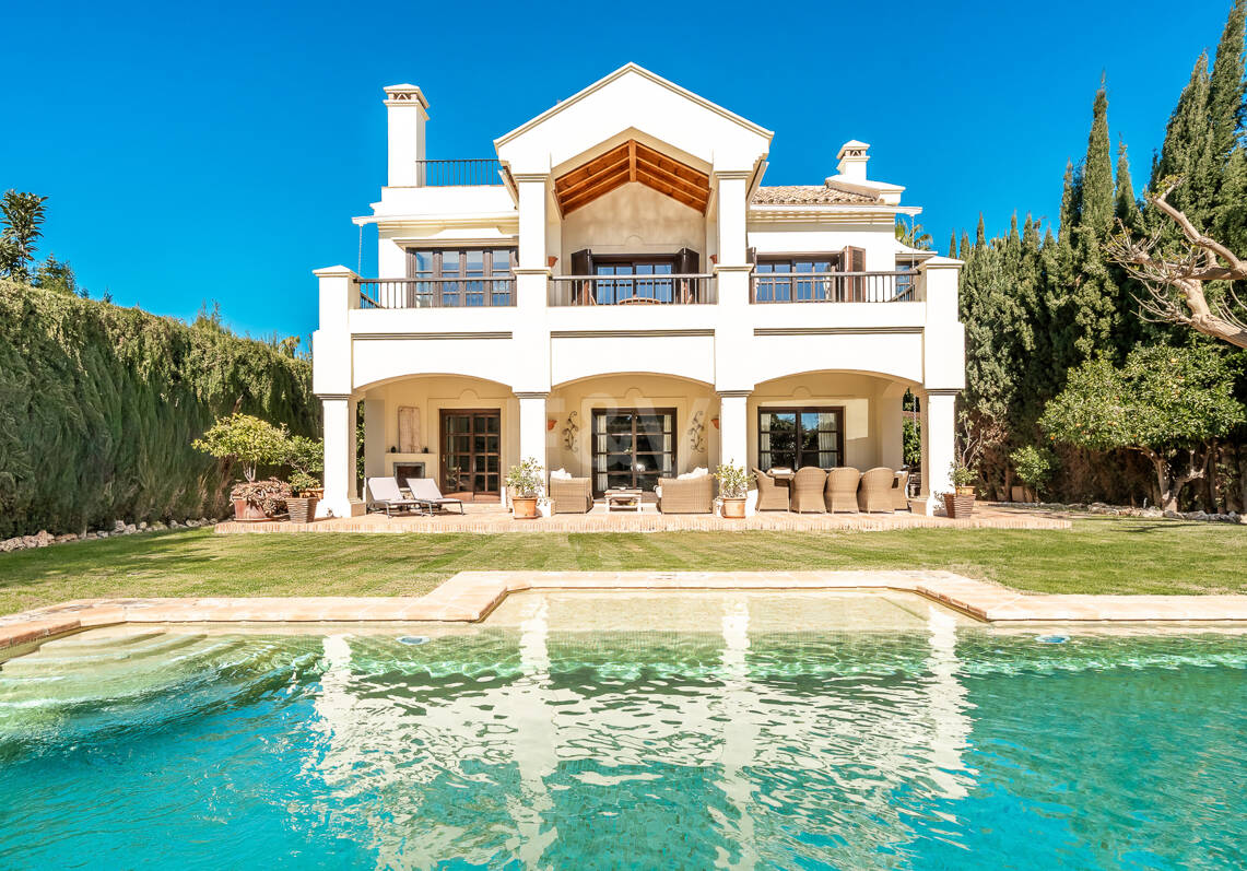 Elegante villa familiar con vistas al mar y solárium panorámico en Sierra Blanca