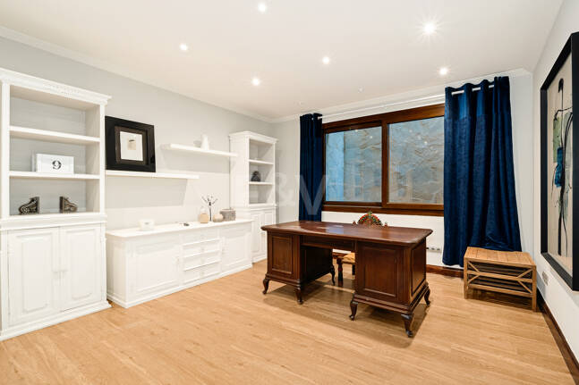 Elegante Familienvilla mit Meerblick und Panoramischem Solarium nahe Sierra Blanca