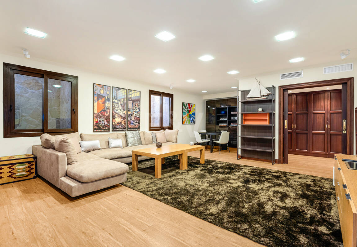 Elegante Familienvilla mit Meerblick und Panoramischem Solarium nahe Sierra Blanca