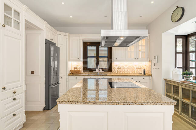 Elegante Familienvilla mit Meerblick und Panoramischem Solarium nahe Sierra Blanca