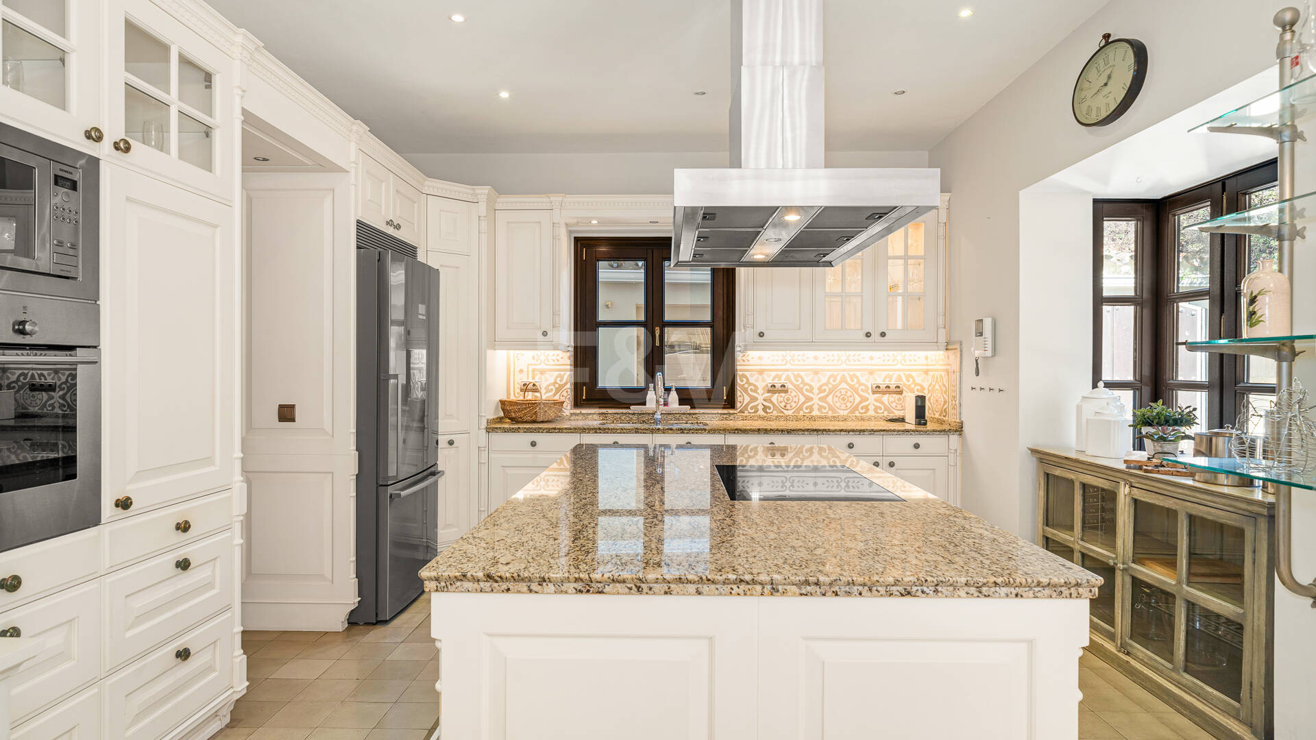 Elegante Familienvilla mit Meerblick und Panoramischem Solarium nahe Sierra Blanca