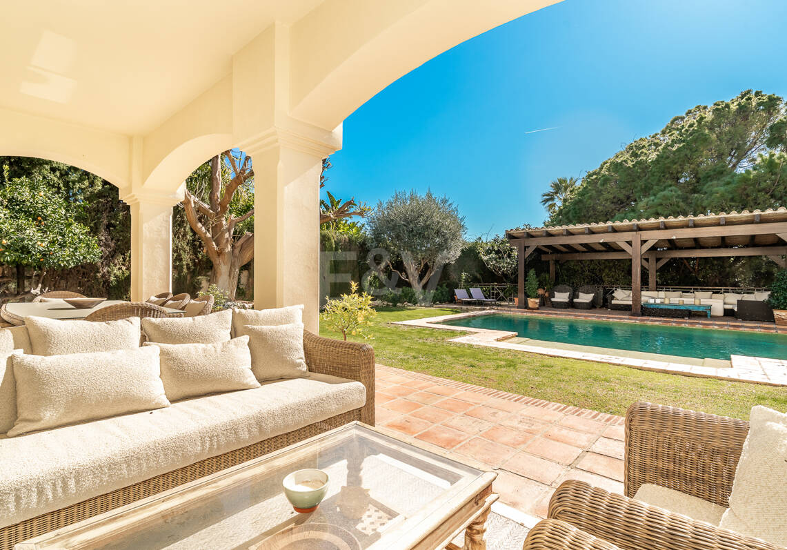 Elegante villa familiar con vistas al mar y solárium panorámico en Sierra Blanca