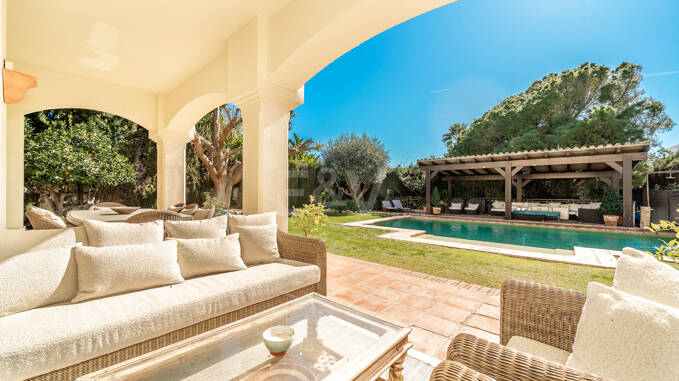 Elegante villa familiar con vistas al mar y solárium panorámico en Sierra Blanca