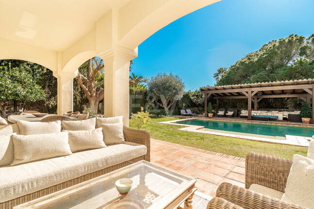 Elegante Familienvilla mit Meerblick und Panoramischem Solarium nahe Sierra Blanca