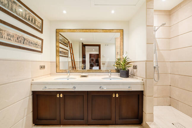 Elegante Familienvilla mit Meerblick und Panoramischem Solarium nahe Sierra Blanca